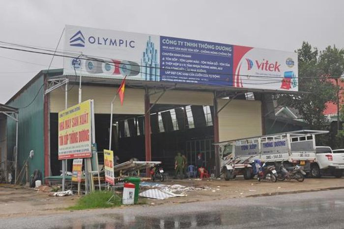  Bị cuốn vào máy cán tôn, một người tử vong: Sáng 14/9, tại tại nhà máy sản xuất tôn xốp, chống nóng, chống ồn ở xã Sơn Phú, huyện Hương Sơn, Hà Tĩnh. Do bất cẩn, nên ông chủ nhà máy là L.T. P (SN 1968) không may bị máy cán tôn cuốn vào dẫn đến tử vong. 