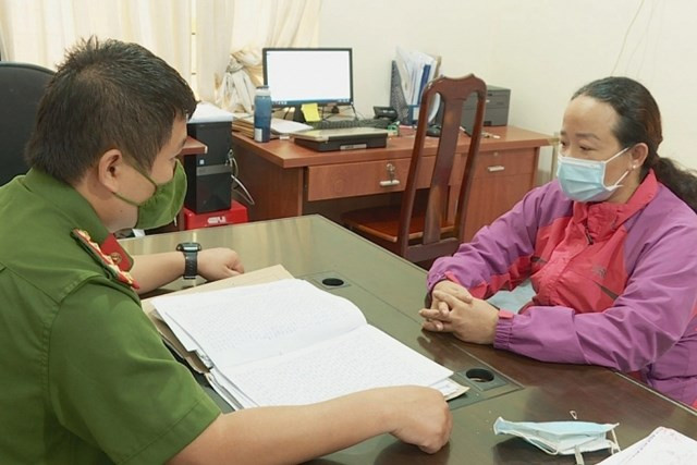  Do mâu thuẫn, vợ dùng ma túy để "gài bẫy" chồng: Do mâu thuẫn với chồng, bà Trần Thị T. (37 tuổi, ngụ huyện Krông Ana, Đắk Lắk) đã học cách "gài bẫy"chồng qua mạng. Bà T. đặt mua 3 gói ma túy và 1 bộ dụng cụ sử dụng ma túy với giá 9 triệu đồng sau đó thực hiện kế hoạch "đưa"chồng vào "bẫy". Ngày 14/9, bà T. bị Công an huyện Krông Ana khởi tố. 