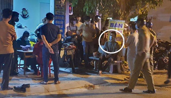  Cướp gần 100 triệu đồng của cửa hàng điện thoại: Lê Ngọc Hoàng (SN 1990, trú TP Tam Kỳ, tỉnh Quảng Nam) bịt khẩu trang, cầm dao chạy xe máy đến gần cửa hàng điện thoại di động trên đường Phan Châu và cướp hơn 90 triệu đồng tại nơi đây. Ngày 15/9, Hoàng bị Công an TP Tam Kỳ tạm giữ. 