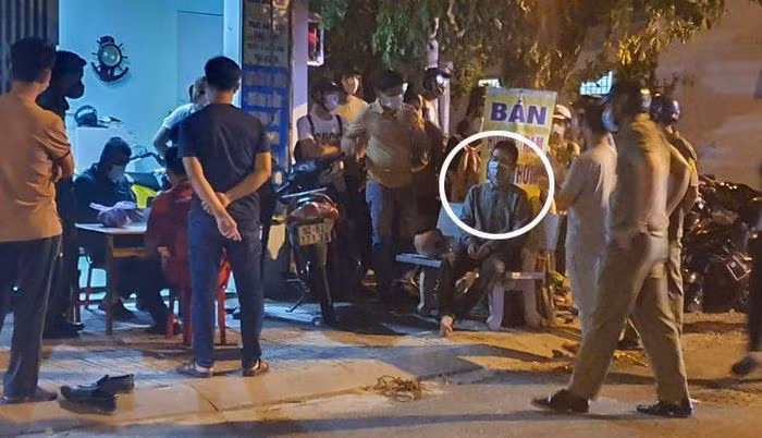  Cướp gần 100 triệu đồng của cửa hàng điện thoại: Lê Ngọc Hoàng (SN 1990, trú TP Tam Kỳ, tỉnh Quảng Nam) bịt khẩu trang, cầm dao chạy xe máy đến gần cửa hàng điện thoại di động trên đường Phan Châu và cướp hơn 90 triệu đồng tại nơi đây. Ngày 15/9, Hoàng bị Công an TP Tam Kỳ tạm giữ. 