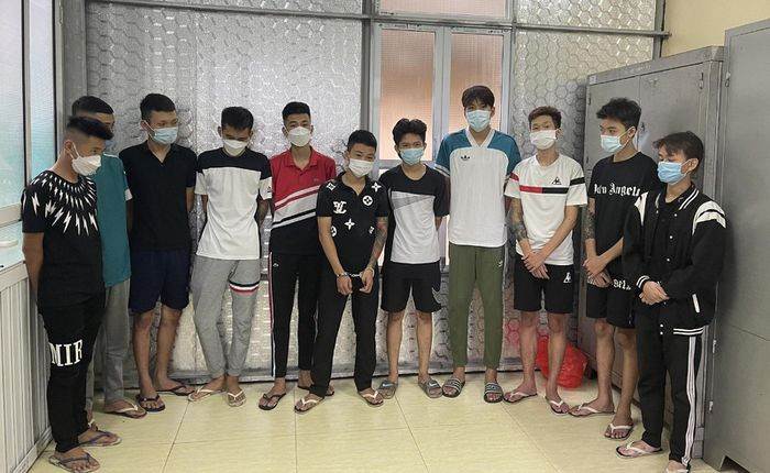  11 thanh niên chạy xe tốc độ cao chém chết người: 11 thanh, thiếu niên này thừa nhận điều khiển xe máy tốc độ cao, liên tục hò hét, chửi bới, ném chai lọ, dùng dao nhọn dài phóng trúng đầu anh N.Đ.A (SN 1997, ở phường Đông Thọ, TP Thanh Hóa) làm anh này tử vong trên đường đi cấp cứu. Ngày 15/9, Công an Thanh Hóa cho biết đang điều tra, làm rõ. 