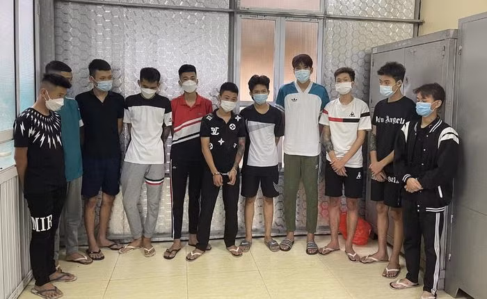  11 thanh niên chạy xe tốc độ cao chém chết người: 11 thanh, thiếu niên này thừa nhận điều khiển xe máy tốc độ cao, liên tục hò hét, chửi bới, ném chai lọ, dùng dao nhọn dài phóng trúng đầu anh N.Đ.A (SN 1997, ở phường Đông Thọ, TP Thanh Hóa) làm anh này tử vong trên đường đi cấp cứu. Ngày 15/9, Công an Thanh Hóa cho biết đang điều tra, làm rõ. 