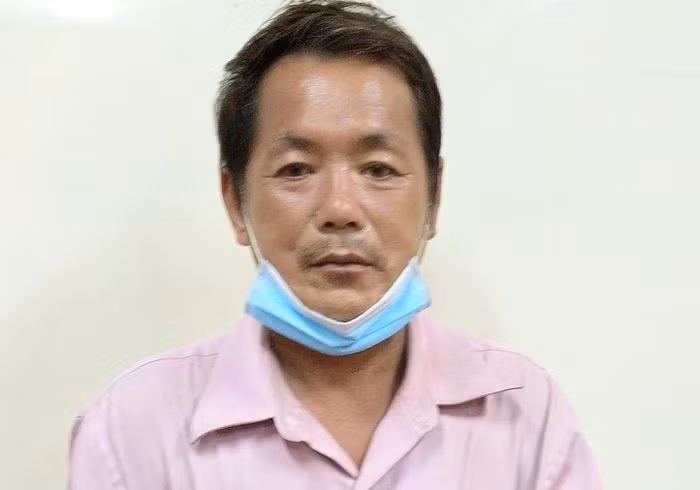  Ghen tuông, bạo hành, đốt nhà vợ hờ: Quá trình chung sống, Nguyễn Văn Dũng (tức Bé Hai, ngụ TP Châu Đốc, tỉnh An Giang) thường hay ghen tuông và đánh đập vợ hờ nên bà này và con gái riêng đã đuổi Dũng ra khỏi nhà. Tức giận, Dũng đã phóng hỏa định giết chết mẹ con vợ hờ cho hả giận. Ngày 15/9, Dũng bị Công an tỉnh An Giang bắt tạm giam.