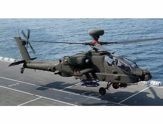 AH-64E có 2 cánh phụ hai bên hông với 2 điểm treo mỗi cánh có thể mang theo 16 tên lửa chống tăng AGM-114 Hellfire, giá phóng rocket không điều khiển Hydra 70mm, tên lửa không đối không tầm thấp AIM-92 Stinger.