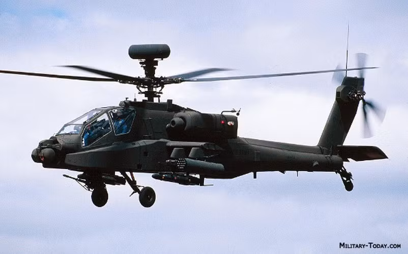 AH-64E được trang bị cánh quạt chính dài hơn, hệ thống xả thải của động cơ cải tiến, cánh đuôi và cánh quạt đuôi lớn hơn.