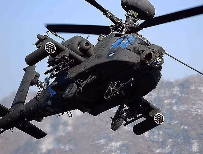 AH-64E có phi hành đoàn 2 người, chiều dài 17,7m đường kính roto 16,4m, chiều cao 4,6m. Trọng lượng rỗng 5,1 tấn, trọng tải cất tối đa 9,5 tấn.