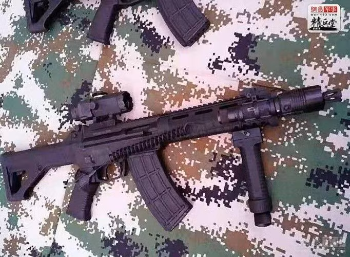 Súng dùng khóa nòng kiểu M-16 nhưng là loại đã sửa đổi nhiều như Daewoo K2 của Hàn Quốc và lò xo đặt trong báng, lẫy hất vỏ đạn là loại đẩy lò xo.