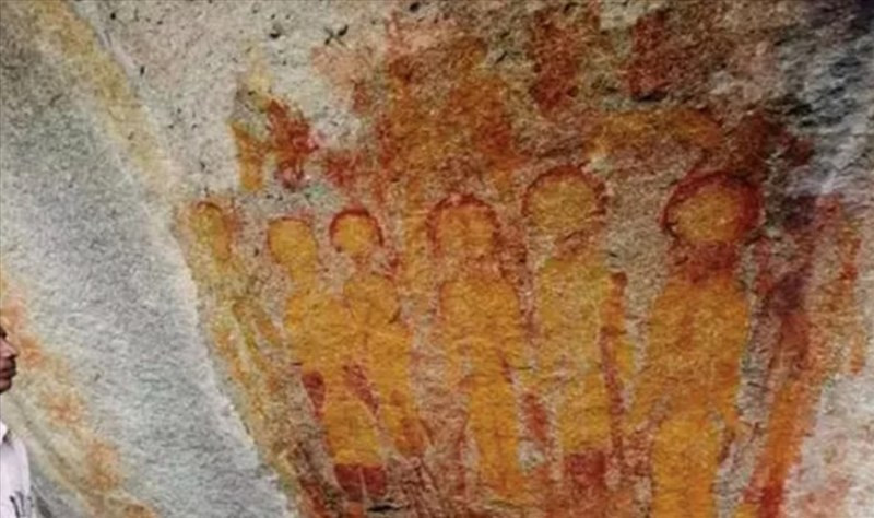 Theo một số chuyên gia, những hình vẽ mô tả UFO và người ngoài hành tinh. Thêm nữa, người dân địa phương đã lưu truyền các câu chuyện về những sinh vật lạ nhỏ bé có tên rohela. Chúng di chuyển bằng những vật thể bay hình tròn trên trời, đáp xuống mặt đất và bắt 2 dân làng.