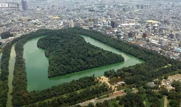 Lăng mộ Daisenryo Kofun được xây vào khoảng thế kỷ 4 - 5. Nằm ở thành phố Sakai, Nhật Bản, lăng mộ này gây chú ý khi có hình dáng giống hình lỗ khóa khi nhìn từ trên cao.