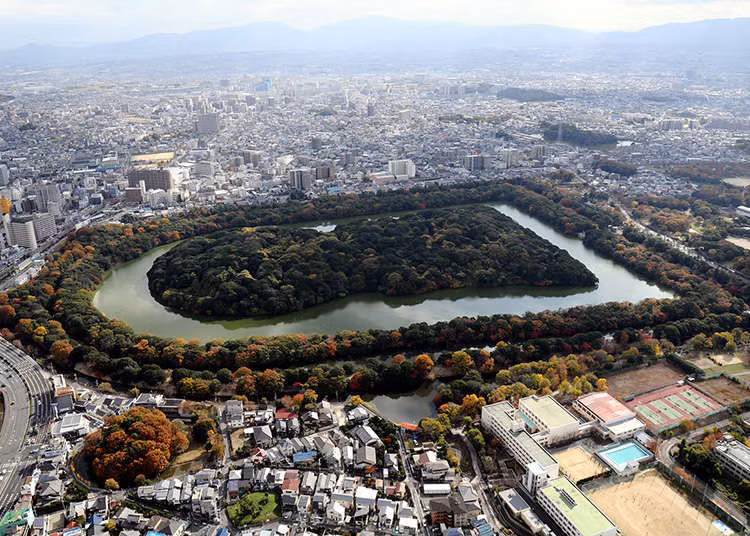 Theo thông tin từ Ban quản lý du lịch Osaka, lăng mộ Daisenryo được xây dựng trong 20 năm. Khoảng 2.000 người tham gia xây dựng lăng mộ bề thế này.