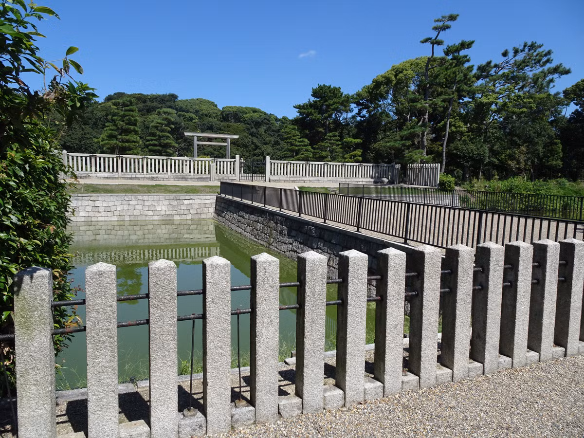 Lăng mộ Daisenryo Kofun nằm trên khu vực có chiều rộng hơn 305m và chiều dài 457m. Nơi đây được bảo vệ bởi 3 hào nước và 2 vành đai cây xanh.