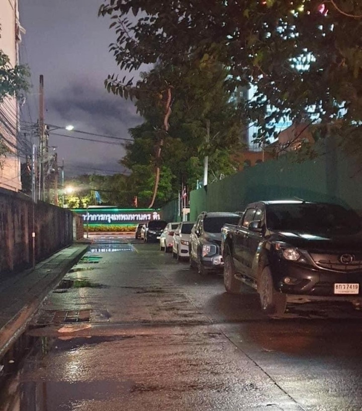 Bức ảnh chụp một vật thể lạ được cho là con rắn "khủng" vắt vẻo trên cây được một tài khoản đăng lên mạng xã hội Thái Lan và nhận được sự quan tâm lớn của công chúng.