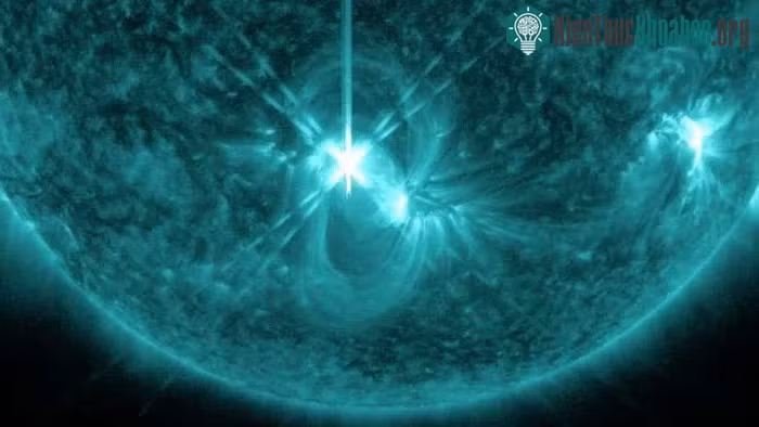 Các chuyên gia NASA mới thông báo về việc mất điện vô tuyến sóng ngắn ở nhiều nơi trên Trái đất vào ngày 29/8 vì " pháo vũ trụ", cầu lửa khai hỏa từ Mặt trời.