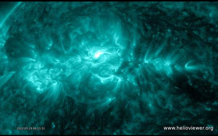 Nguyên nhân khiến Trái đất trúng "pháo vũ trụ" là vì một "họng súng" từ Mặt trời quay đúng hướng hành tinh xanh. Đó là một vết đen Mặt trời lớn, có thể giải phóng những quả pháo sáng gây bão địa từ, thậm chí là cả một quả cầu plasma khổng lồ gọi là các vụ phóng khối lượng đăng quang (CME).