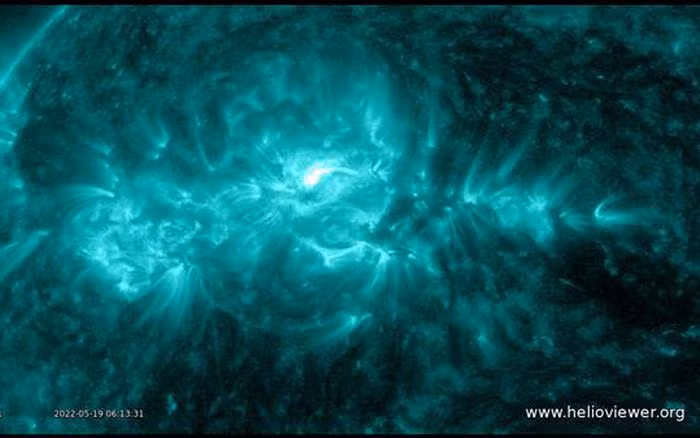 Nguyên nhân khiến Trái đất trúng "pháo vũ trụ" là vì một "họng súng" từ Mặt trời quay đúng hướng hành tinh xanh. Đó là một vết đen Mặt trời lớn, có thể giải phóng những quả pháo sáng gây bão địa từ, thậm chí là cả một quả cầu plasma khổng lồ gọi là các vụ phóng khối lượng đăng quang (CME).