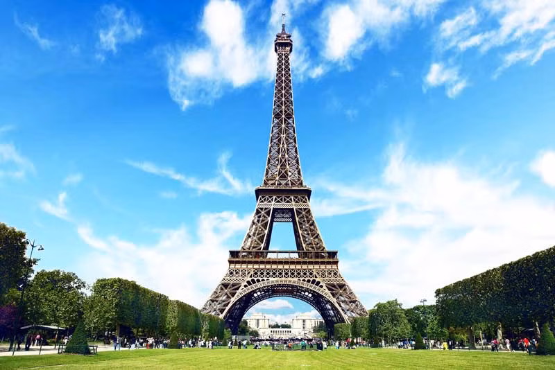 Tháp Eiffel ở thủ đô Paris, Pháp là công trình mang tính biểu tượng nổi tiếng thế giới. Nơi đây đón khách tham quan từ năm 1889. Từ đó đến nay, hàng triệu du khách khi ghé thăm thủ đô Paris hoa lệ thường không thể bỏ qua tháp Eiffel.