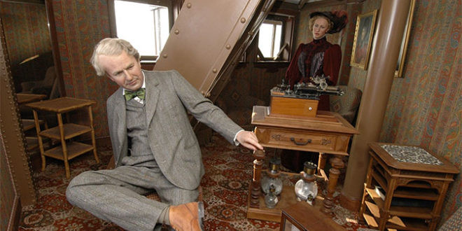 Một trong những vị khách quý từng được kiến trúc sư Gustave Eiffel mời tới căn phòng bí mật này là nhà sáng chế thiên tài Thomas Edison. Ngày nay, căn phòng này được sử dụng làm bảo tàng, trong đó đặt tượng sáp của Edison và Eiffel nhằm tái hiện cuộc trò chuyện giữa hai con người vĩ đại khi xưa.