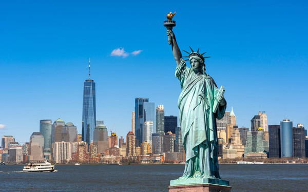 Nằm trên đảo Liberty của cảng New York, tượng Nữ thần Tự Do là biểu tượng nổi tiếng của nước Mỹ cũng như thế giới. Đây là món quà mà nước Pháp tặng nước Mỹ.