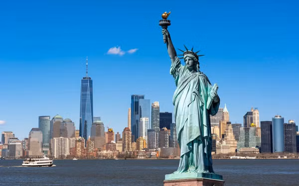 Nằm trên đảo Liberty của cảng New York, tượng Nữ thần Tự Do là biểu tượng nổi tiếng của nước Mỹ cũng như thế giới. Đây là món quà mà nước Pháp tặng nước Mỹ.