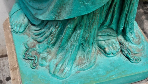 Frederic Bartholdi thiết kế b tượng Nữ thần Tự Do. Do là công trình tượng trưng cho sự tự do, nền dân chủ và việc xóa bỏ chế độ nô lệ nên sợi xích dưới chân bức tượng được xây dựng với hình tượng đứt làm đôi nhằm thể hiện sự thoát khỏi gông cùm, xiềng xích.