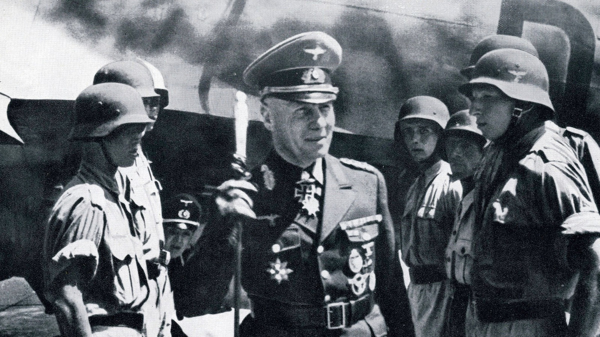 Vào năm 1944, Thống chế Rommel tham gia kế hoạch lật đổ, ám sát Hitler. Tuy nhiên, kế hoạch thất bại. Trong khi nhiều người liên quan bị xử tử ngay lập tức, Thống chế Rommel được Hitler ưu ái cho lựa chọn phương án tự tử để tránh bị đưa ra xét xử công khai. Do đó, ông tự sát vào ngày 14/10/1944.