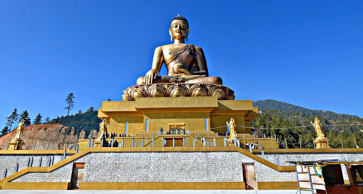 Chiều cao của bức tượng Phật Dordenma là 54m. Bức tượng gồm 5 tầng, mỗi tầng đều đặt nhiều tượng Phật kích thước nhỏ hơn. Tổng cộng có 120.000 tượng Phật nhỏ được cất giữ bên trong tượng Phật Dordenma.