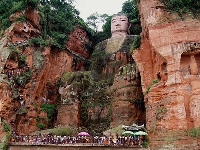 Tượng Lạc Sơn Đại Phật ở Tứ Xuyên, Trung Quốc được chạm khắc trực tiếp vào vách đá Thê Loan của núi Lăng Vân. Nằm ở đoạn hợp lưu của ba con sông Mân Giang, Đại Độ và Thanh Y, bức tượng mô tả Phật Di Lặc ở tư thế ngồi.