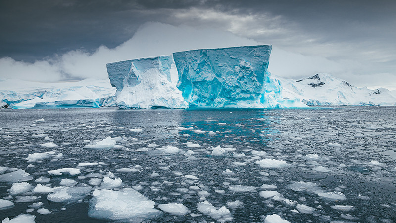 Trong số này có việc các nhà nghiên cứu gần đây cảnh báo tảng băng ở Greenland đang tiến đến "điểm tới hạn" tan chảy. Tảng băng này chứa lượng nước lớn nên nếu tan chảy thì có thể khiến mực nước biển toàn cầu dâng cao thêm 6m. Khi ấy, nhiều thành phố, làng mạc ven biển sẽ có thể bị đại dương nhấn chìm, hàng triệu người mất nhà cửa...