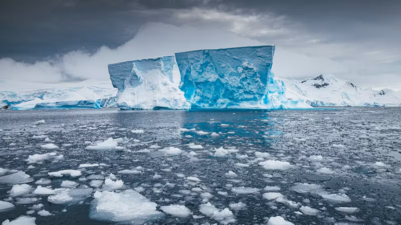 Trong số này có việc các nhà nghiên cứu gần đây cảnh báo tảng băng ở Greenland đang tiến đến "điểm tới hạn" tan chảy. Tảng băng này chứa lượng nước lớn nên nếu tan chảy thì có thể khiến mực nước biển toàn cầu dâng cao thêm 6m. Khi ấy, nhiều thành phố, làng mạc ven biển sẽ có thể bị đại dương nhấn chìm, hàng triệu người mất nhà cửa...