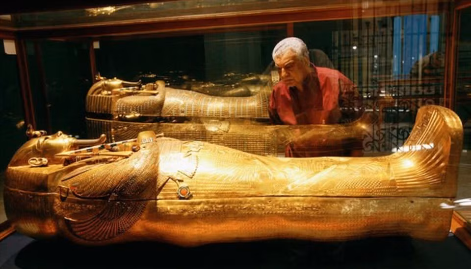 Cụ thể, xác ướp pharaoh Tutankhamun được đặt trong 3 lớp quan tài đồng tâm. Trong đó, cỗ quan tài trong cùng được làm bằng vàng nguyên khối và 2 lớp quan tài tiếp theo được chế tác từ gỗ và phủ vàng và nạm đá quý.