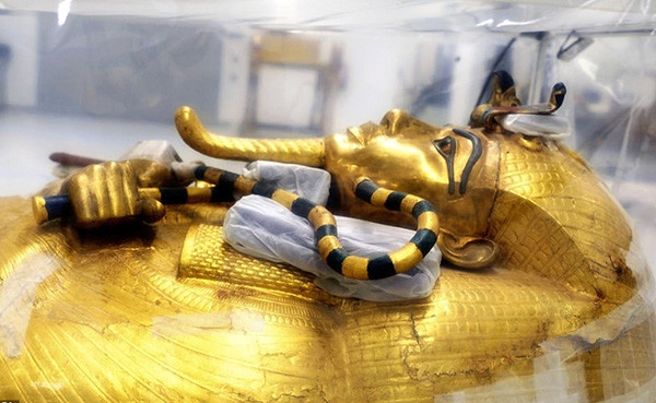 Vào ngày 4/11/1922, nhà khảo cổ học Howard Carter cùng nhóm chuyên gia vui mừng khi tìm thấy lăng mộ pharaoh Tutankhamun tại Thung lũng của các vị Vua ở Luxor, Ai Cập.