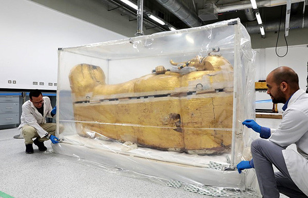 Ngay sau đó, nhóm chuyên gia bắt tay vào cuộc khai quật, đưa các cổ vật quý giá tại nơi an nghỉ ngàn thu của pharaoh Tutankhamun nổi tiếng Ai Cập lên mặt đất.