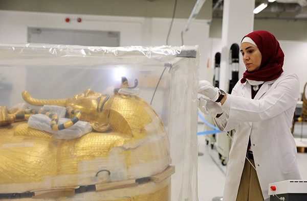 Điều khiến các chuyên gia bất ngờ nhất là cỗ quan tài chứa xác ướp của pharaoh Tutankhamun. Khi mở nắp quan tài, họ đi từ bất ngờ này đến kinh ngạc khác.