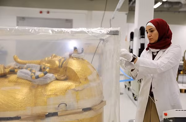 Điều khiến các chuyên gia bất ngờ nhất là cỗ quan tài chứa xác ướp của pharaoh Tutankhamun. Khi mở nắp quan tài, họ đi từ bất ngờ này đến kinh ngạc khác.