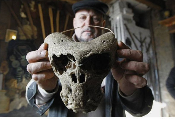 Điều khiến các chuyên gia tò mò nhất là 2 hộp sọ có hình thù kỳ dị. Trong đó, hốc mắt to lạ thường, không có hàm.