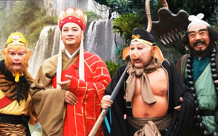 Do vậy, Trư Bát Giới đã cưới 2 người vợ xinh đẹp là Noãn Nhị Tỷ và Cao Thúy Lan ở Cao Lão Trang. Tuy nhiên, người vợ đầu không may qua đời sớm khiến Trư Bát Giới đau buồn một thời gian. Lúc lên đường theo Đường Tăng sang Tây Thiên thỉnh kinh, Trư Bát Giới buồn bã, không nỡ rời xa Cao Thúy Lan.