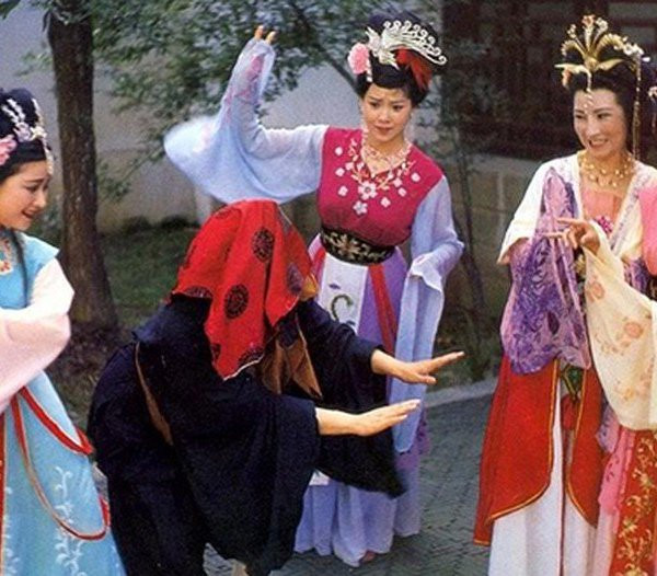 Trên đường đi lấy kinh, Trư Bát Giới vẫn không thể sửa đổi bản tính háo sắc của mình khi từng nhìn trộm 7 yêu tinh nhện tắm. Nổi tiếng háo sắc là vậy, thế nhưng Trư Bát Giới lại phớt lờ, không mảy may rung động khi nhìn thấy Nữ vương ở Nữ Nhi Quốc. Điều này khiến nhiều người bất ngờ và cảm thấy khó hiểu.