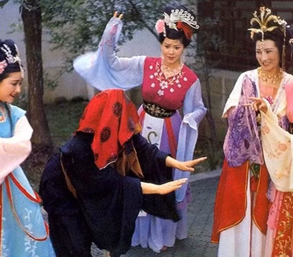 Trên đường đi lấy kinh, Trư Bát Giới vẫn không thể sửa đổi bản tính háo sắc của mình khi từng nhìn trộm 7 yêu tinh nhện tắm. Nổi tiếng háo sắc là vậy, thế nhưng Trư Bát Giới lại phớt lờ, không mảy may rung động khi nhìn thấy Nữ vương ở Nữ Nhi Quốc. Điều này khiến nhiều người bất ngờ và cảm thấy khó hiểu.