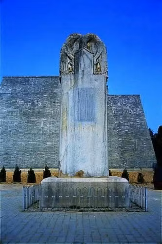 Thêm nữa, Càn lăng trở thành lăng mộ duy nhất trong lịch sử Trung Quốc chôn cất 2 hoàng đế là Đường Cao Tông và Võ Tắc Thiên. Dù các chuyên gia cố gắng tìm kiếm lối vào lăng mộ này nhưng đến nay vẫn chưa có kết quả. Vì vậy, thực hư thông tin bên trong lăng mộ có 500 tấn vàng vẫn chưa được kiểm chứng.