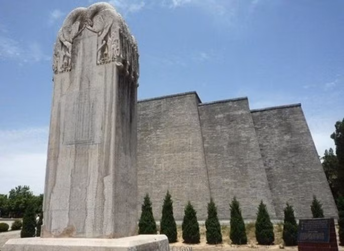 Thế nhưng, quân lính do tướng Tôn Liên Trọng chỉ huy dùng đủ mọi cách, bao gồm cả thuốc nổ nhưng vẫn không tìm thấy lối vào lăng mộ.