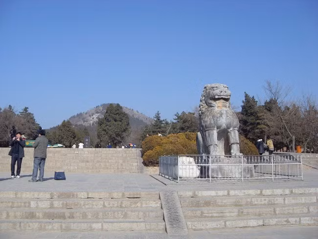 Sau khi chết, Võ Tắc Thiên hợp táng cùng chồng là Đường Cao Tông tại Càn lăng, tỉnh Thiểm Tây, Trung Quốc. Là người tận hưởng quyền lực và sự giàu có suốt nhiều năm nắm quyền nên bà hoàng này được chôn cất trong lăng mộ tráng lệ với nhiều đồ tùy táng giá trị.