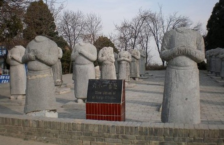 Trong số này, một số ghi chép đề cập đến việc lăng mộ của Võ Tắc Thiên có hơn 500 tấn vàng. Do đó, Càn lăng trở thành mục tiêu của nhiều người, bao gồm tướng Tôn Liên Trọng của Quốc dân đảng. Người này từng chỉ huy một sư đoàn đến cướp bóc vàng bạc, châu báu tai Càn lăng.