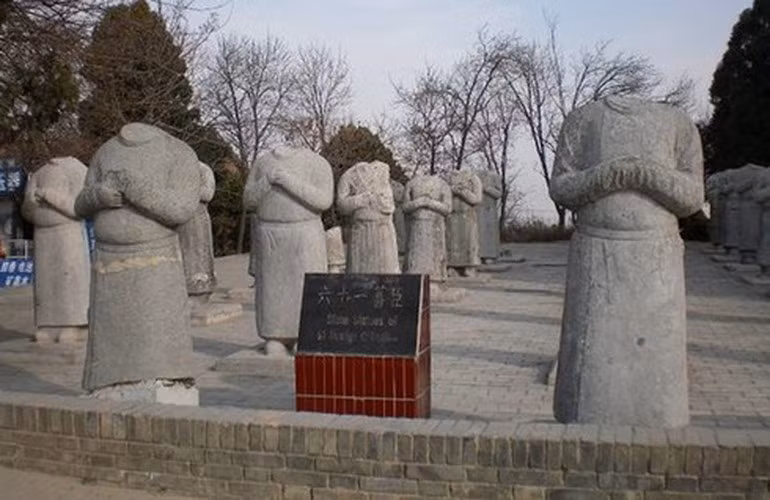 Trong số này, một số ghi chép đề cập đến việc lăng mộ của Võ Tắc Thiên có hơn 500 tấn vàng. Do đó, Càn lăng trở thành mục tiêu của nhiều người, bao gồm tướng Tôn Liên Trọng của Quốc dân đảng. Người này từng chỉ huy một sư đoàn đến cướp bóc vàng bạc, châu báu tai Càn lăng.