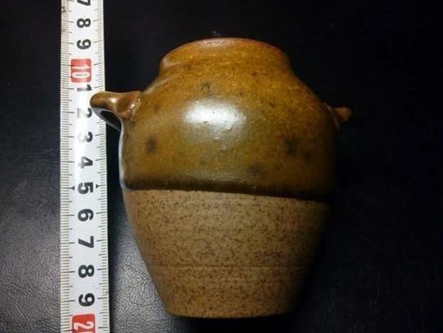 Kiểm tra các ngôi mộ, họ phát hiện tất cả bị trộm mộ đào xới đánh cắp nhiều cổ vật và di hài. Trong mộ chỉ còn sót lại vài hiện vật.