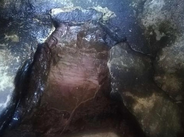 Thế nhưng, đào sâu thêm 1 - 2m thì nước đen vẫn tràn lên. Thậm chí, đất phía dưới rất rắn nên ông không thể đào tiếp.