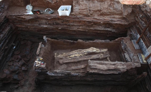 Dao gieng trao nuoc den, lo ra 9 mo co nha Tu Ma Y