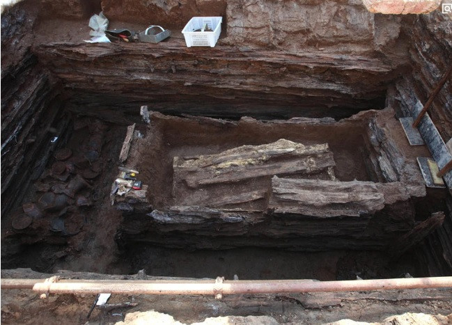 Theo đó, họ phát hiện bên dưới có những phiến đá xanh lờ mờ và suy đoán có thể bên dưới có mộ cổ. Để xác thực thông tin, các chuyên gia khảo cổ tới hiện trường rút cạn nước và thực hiện cuộc khai quật.