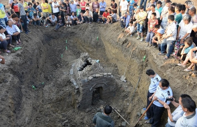 Cụ thể, khi đào sâu xuống lòng đất được khoảng 2 - 3m, người nông dân bất ngờ thấy nước đen tràn lên. Người này cho rằng đó là nước ngầm rỉ ra từ lòng đất và sẽ sớm hết. Do vậy, người này tiếp tục đào giếng.