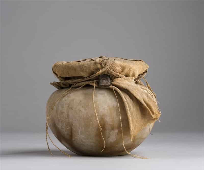 Căn cứ vào những cổ vật được tìm thấy bên trong lăng mộ, các chuyên gia xác định kiến trúc sư Kha là một người giàu có và có địa vị cao trong xã hội. Họ sống trong triều đại thứ 18 (1539 trước Công nguyên - 1292 trước Công nguyên).