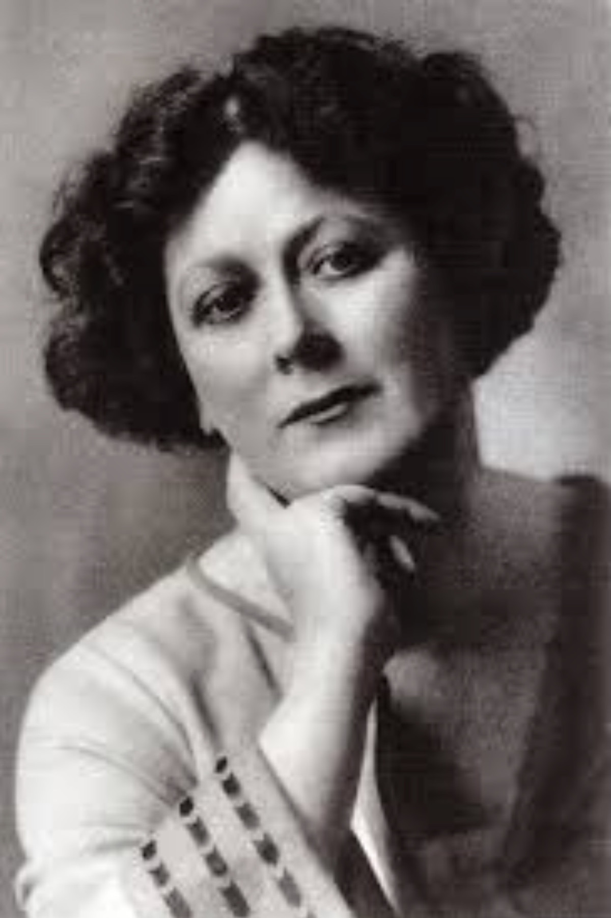 Khi xe đang chạy, khăn quàng cổ màu đỏ dài của bà bị gió thổi bay về phía sau. Chiếc khăn quân vào trục bánh xe và xiết chặt cổ nữ vũ công Isadora khiến bà tử vong trong đau đớn.